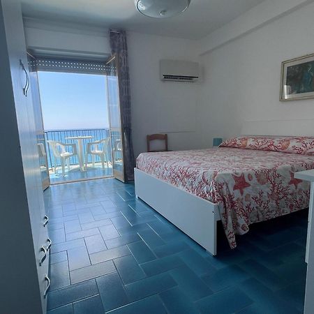 Hotel Ristorante Mareblu Амантеа Екстериор снимка