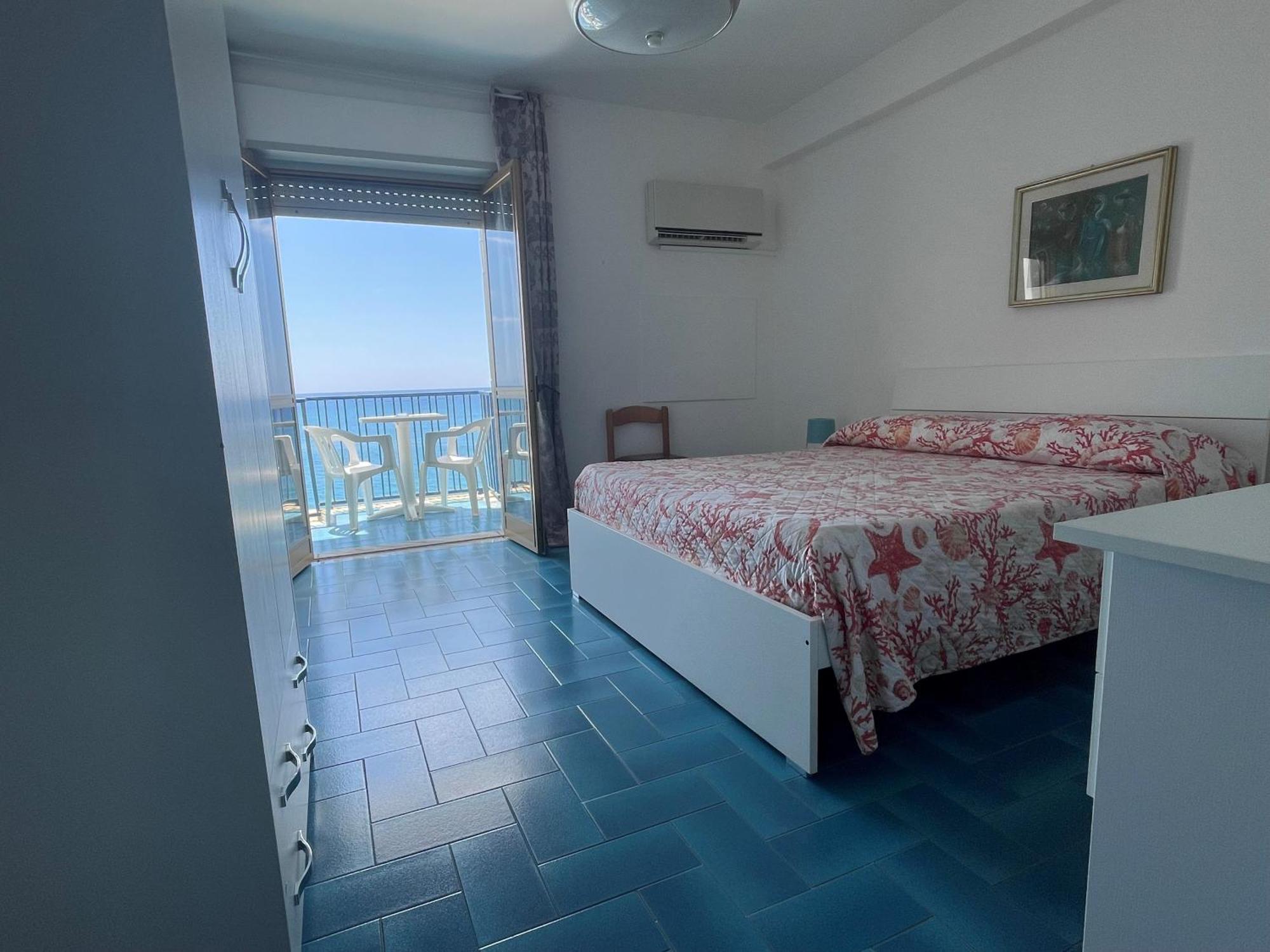 Hotel Ristorante Mareblu Амантеа Екстериор снимка