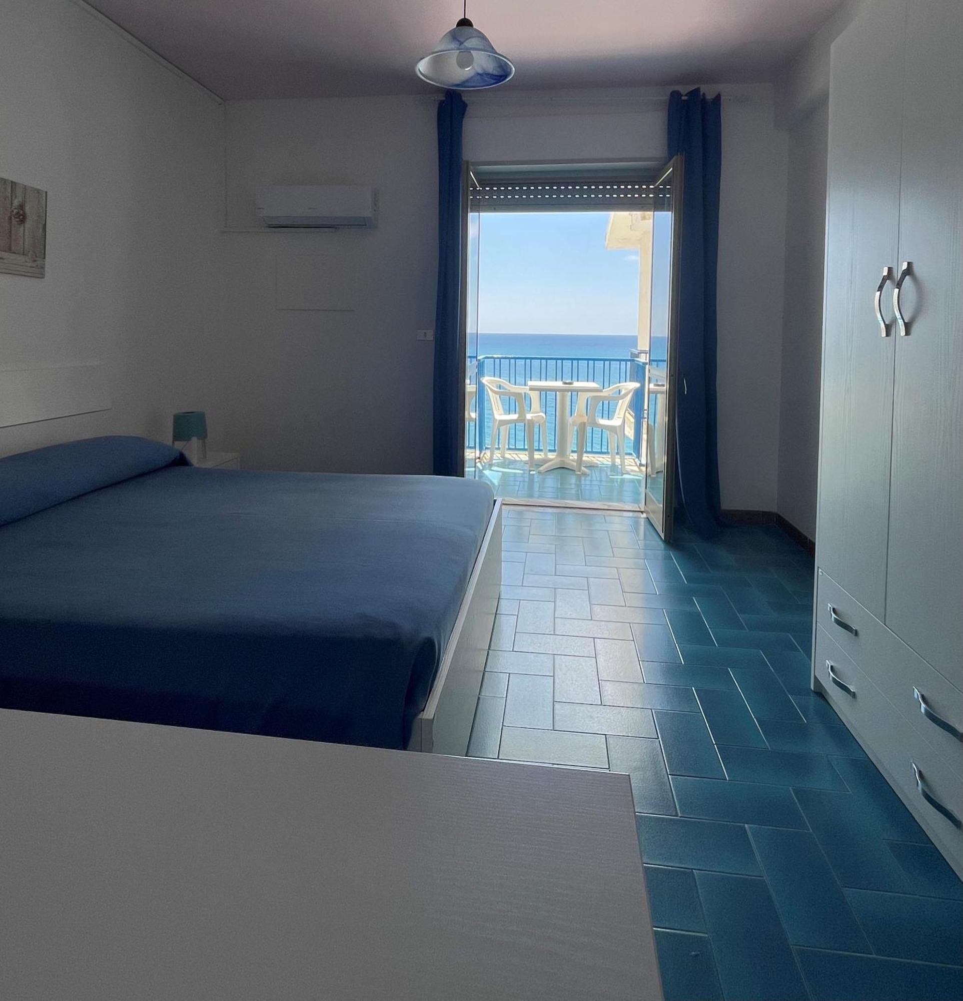 Hotel Ristorante Mareblu Амантеа Екстериор снимка