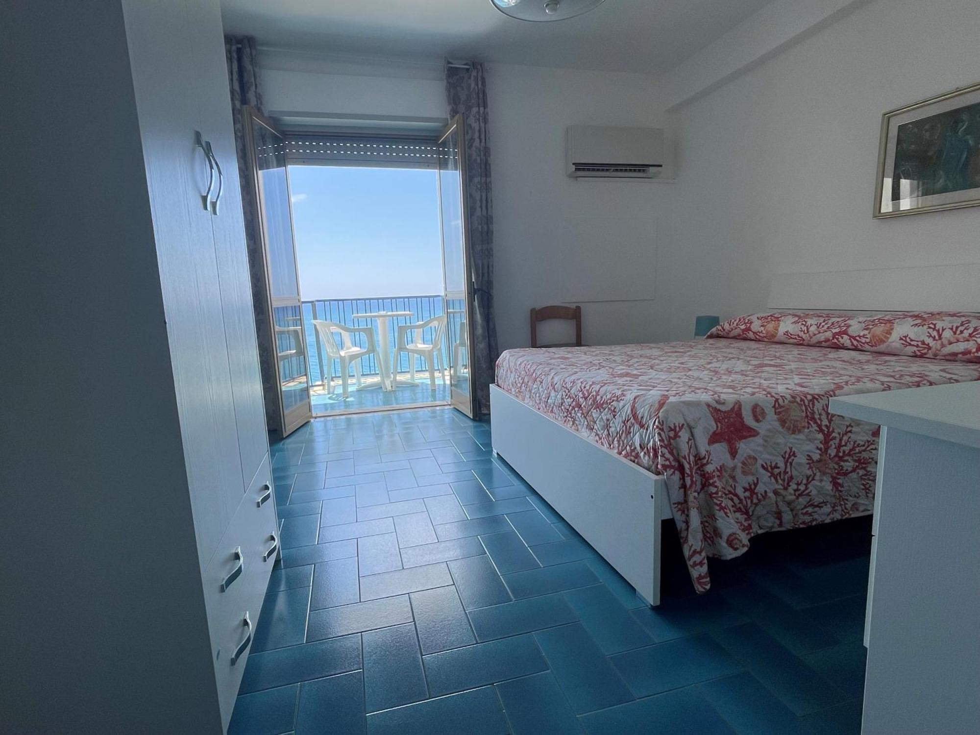 Hotel Ristorante Mareblu Амантеа Екстериор снимка