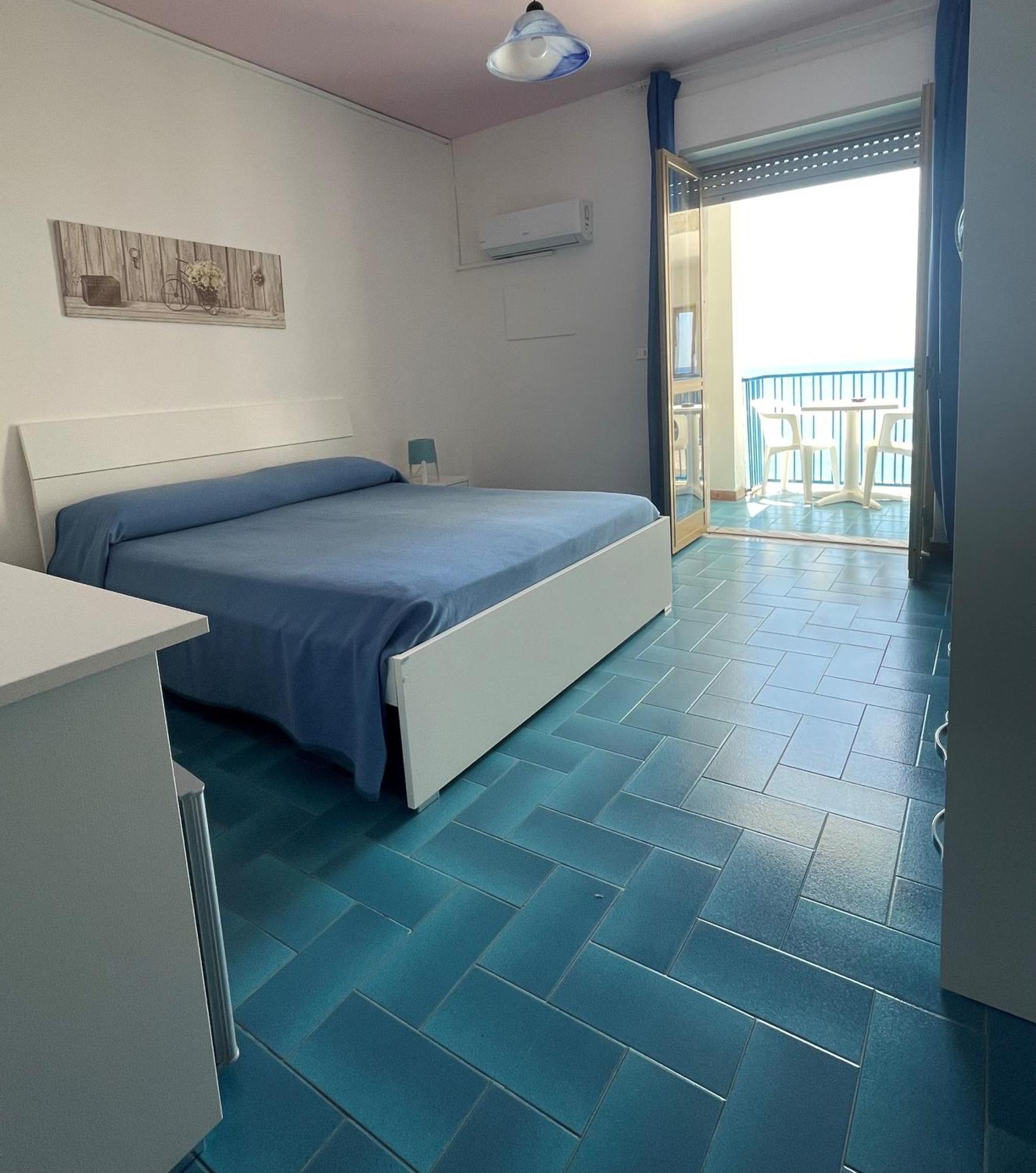 Hotel Ristorante Mareblu Амантеа Екстериор снимка
